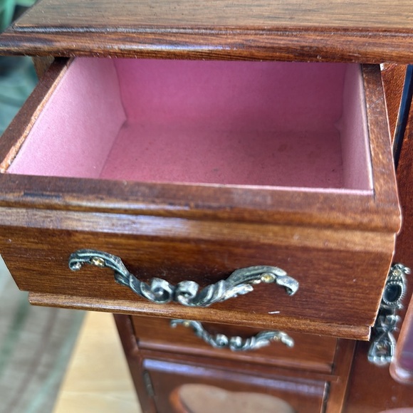 Vintage Jewelry Box in Good Condition one missing little knob at bottom - Picture 4 of 10